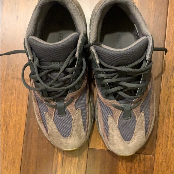 Yeezy Boost 700 ‘Mauve’ - Picture 3 of 7